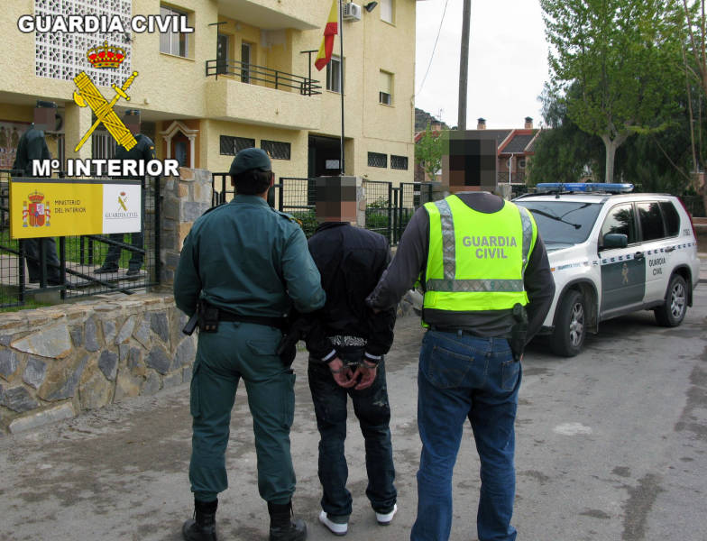 La Guardia Civil detiene a una persona dedicaba a cometer robos por el método “tirón” en Murcia y Santomera 