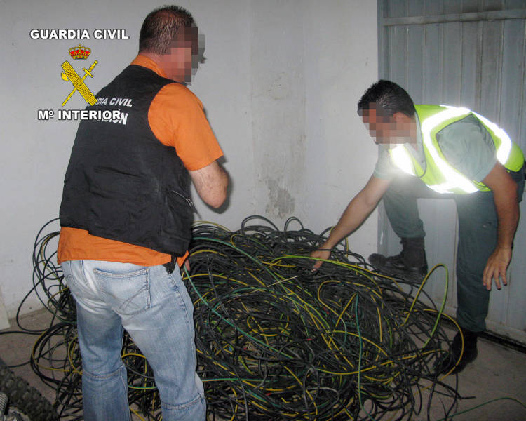 La Guardia Civil detiene a dos personas in fraganti por la sustracción de cableado eléctrico en Librilla