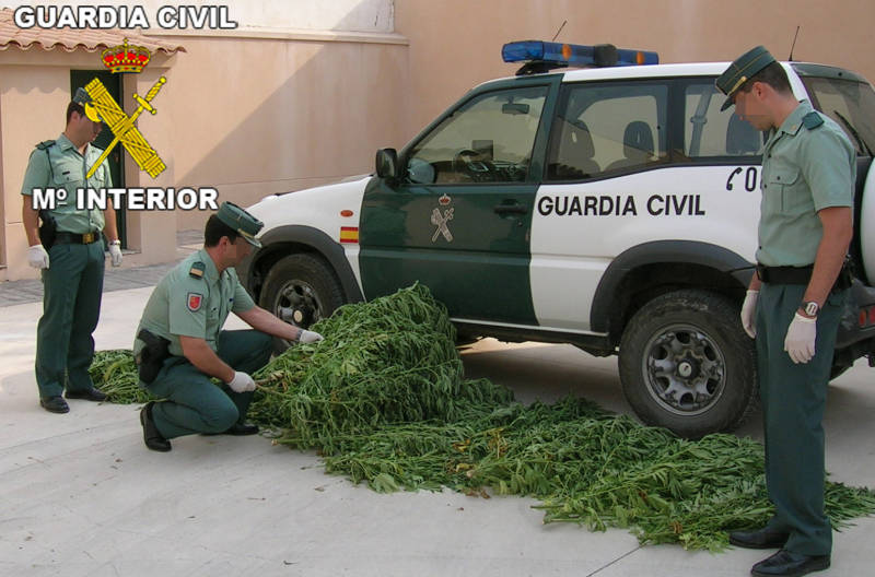 La Guardia Civil desmantela un punto de producción y distribución de marihuana en la comarca del Noroeste