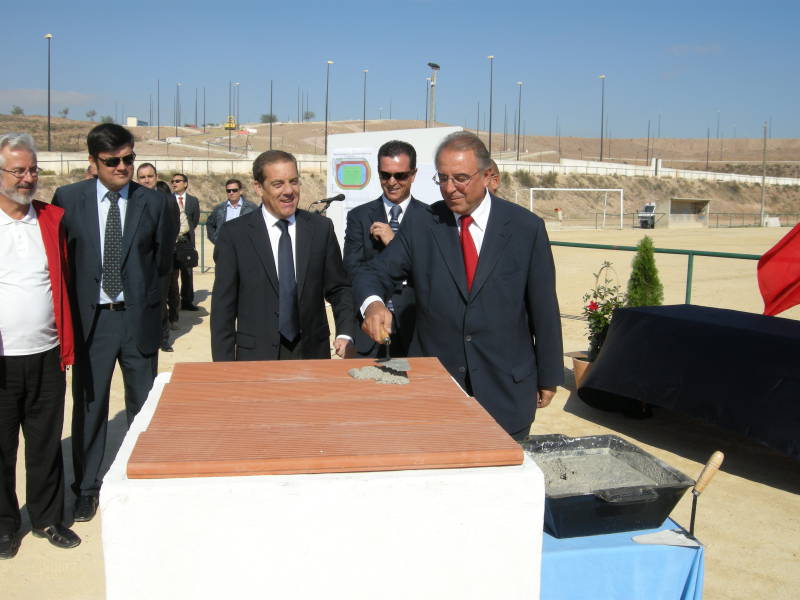 El secretario general de la Delegación  del Gobierno y el alcalde de Alcantarilla ponen la primera piedra de las nuevas instalaciones en el Polideportivo Municipal