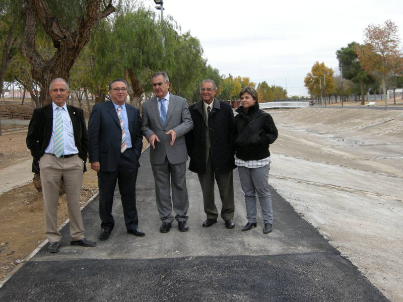 El delegado del Gobierno y el alcalde de Molina de Segura visitan las obras de rehabilitación de las sendas fluviales en  la rambla de los Calderones 