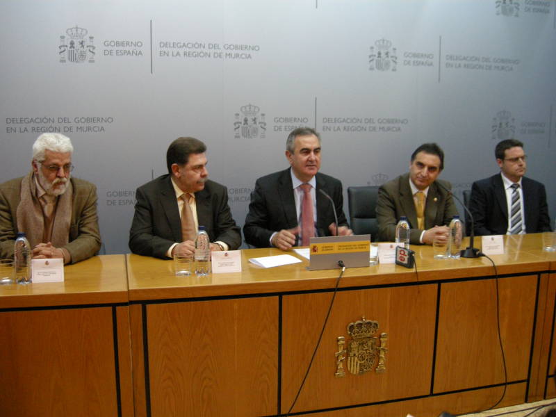 González Tovar da la bienvenida al director y al administrador del nuevo Centro Penitenciario Murcia II 