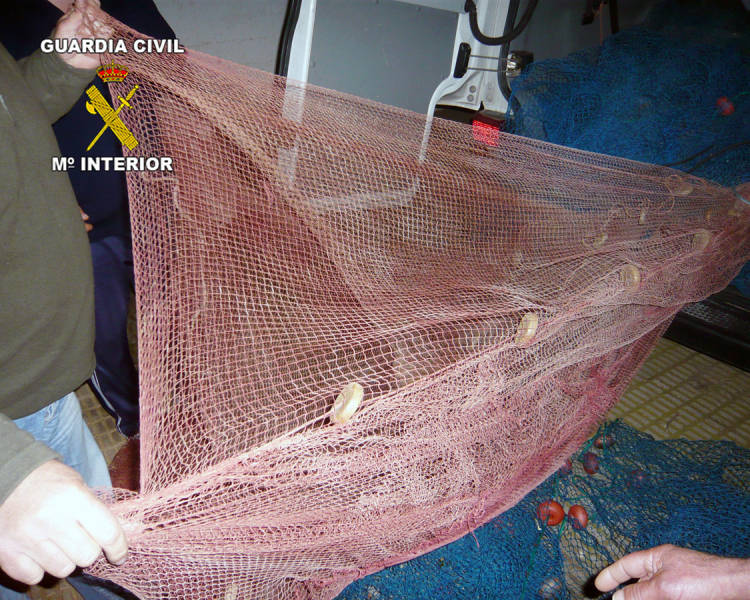 La Guardia Civil desmantela un grupo de jóvenes dedicados a la sustracción de plomo a redes de pescadores