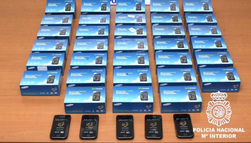 La policía detiene a tres personas y recupera 33 teléfonos móviles de última generación de los que estos se habían apoderado