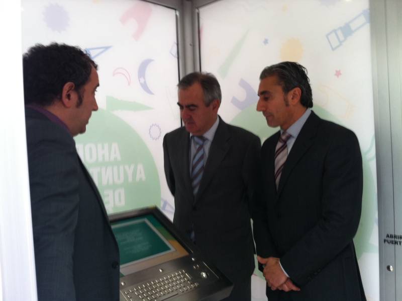 González Tovar y el alcalde de Beniel inauguran 2 cabinas electrónicas que permiten que los vecinos puedan acceder vía Internet a los servicios del Ayuntamiento