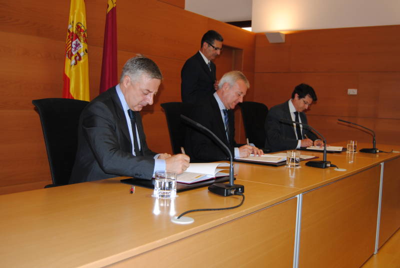Blanco firma con el presidente de Murcia y el alcalde de Lorca el convenio para gestionar las ayudas de rehabilitación