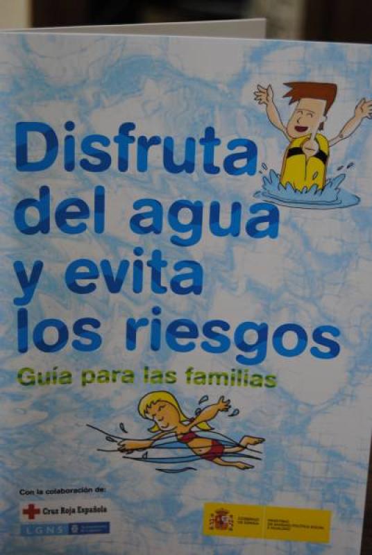 González Tovar y Aurelio Luna presentan la guía “Disfruta del agua y evita los riesgos” para la prevención de lesiones graves en medios acuáticos