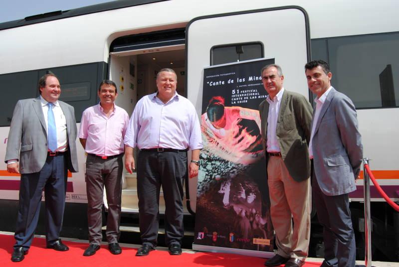 Renfe presenta la exposición de fotografía “Cante de las Minas” en el interior de varios trenes de Media Distancia que unen la Región de Murcia con la Comunidad Valenciana