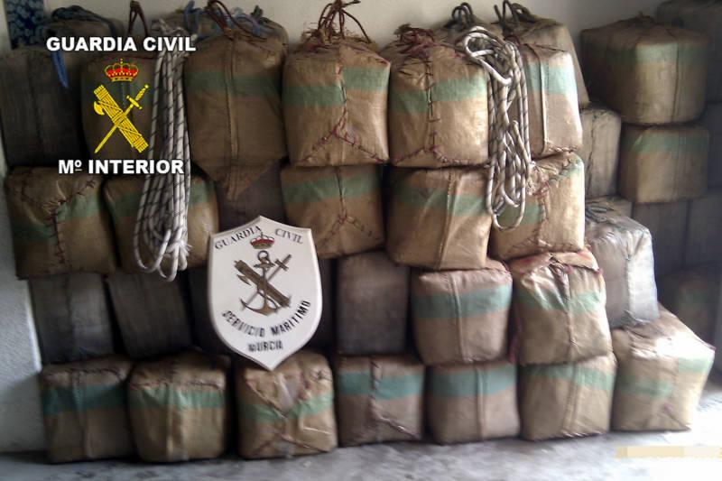 El SIVE de la Guardia Civil frustra un alijo de 2400 kilos de hachís a través de la costa murciana
