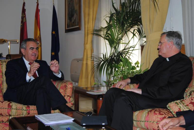 González Tovar le muestra al obispo su compromiso con el patrimonio histórico de Lorca