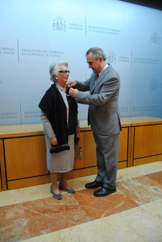González Tovar entrega la Medalla de Plata al Mérito en el Trabajo a Concepción Molina