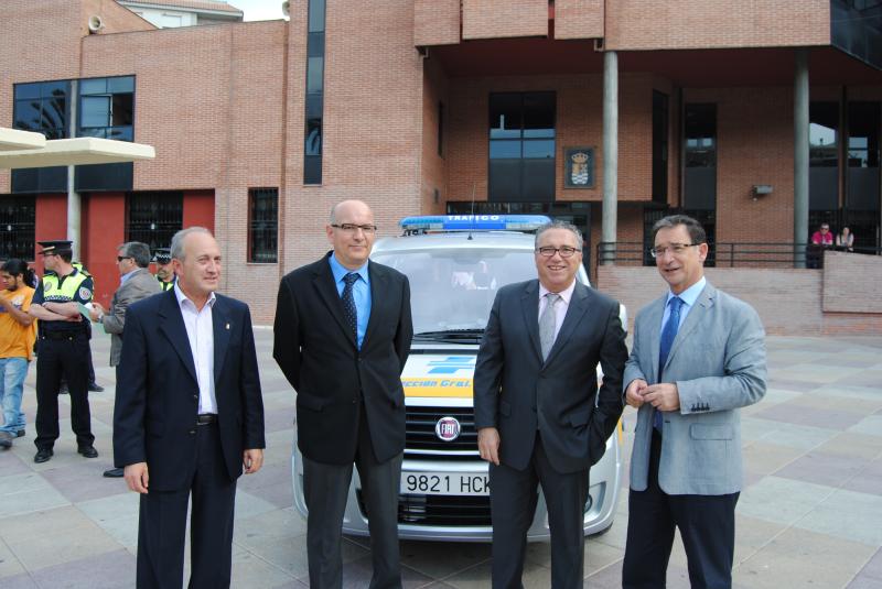 El delegado del Gobierno hace entrega al Ayuntamiento de Molina de un vehículo para mejorar la seguridad vial del municipio