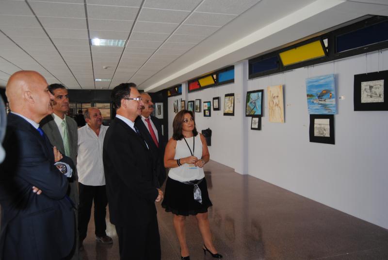 El delegado del Gobierno visita las exposiciones de pintura y cerámica de los reclusos de los centros Murcia I y Murcia II