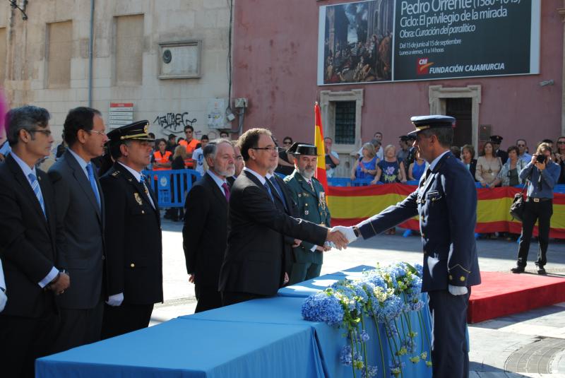 El delegado del Gobierno impone las condecoraciones a los agentes de la Policía Nacional en el día de su festividad
