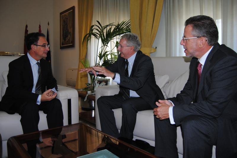El delegado del Gobierno recibe a Urs Ziswiler, embajador de Suiza en España 