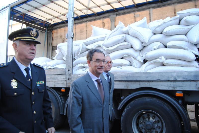 Joaquín Bascuñana entrega las 18 toneladas de legumbres entre las que la Policía Nacional descubrió 110 kilos de cocaína