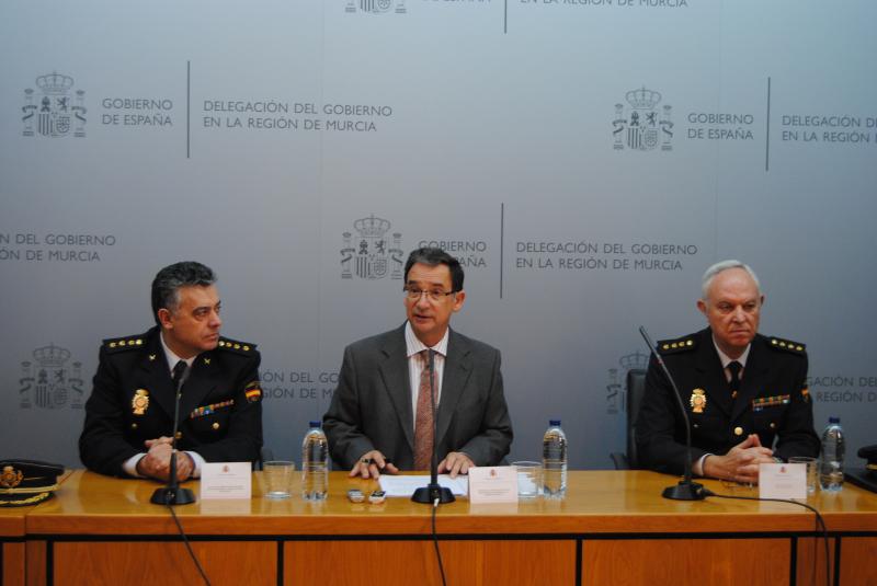 El delegado del Gobierno destaca la mejora que representa en la atención al ciudadano el nuevo plan de reorganización de Policía Nacional en Murcia presentado esta mañana