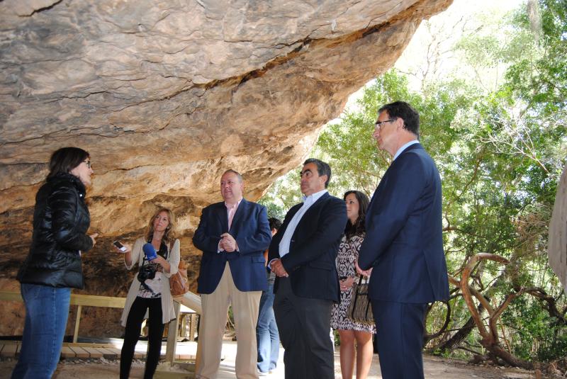 Joaquín Bascuñana visita el yacimiento arqueológico ‘Los Abrigos del Pozo’, exponente del arte rupestre de la Península 