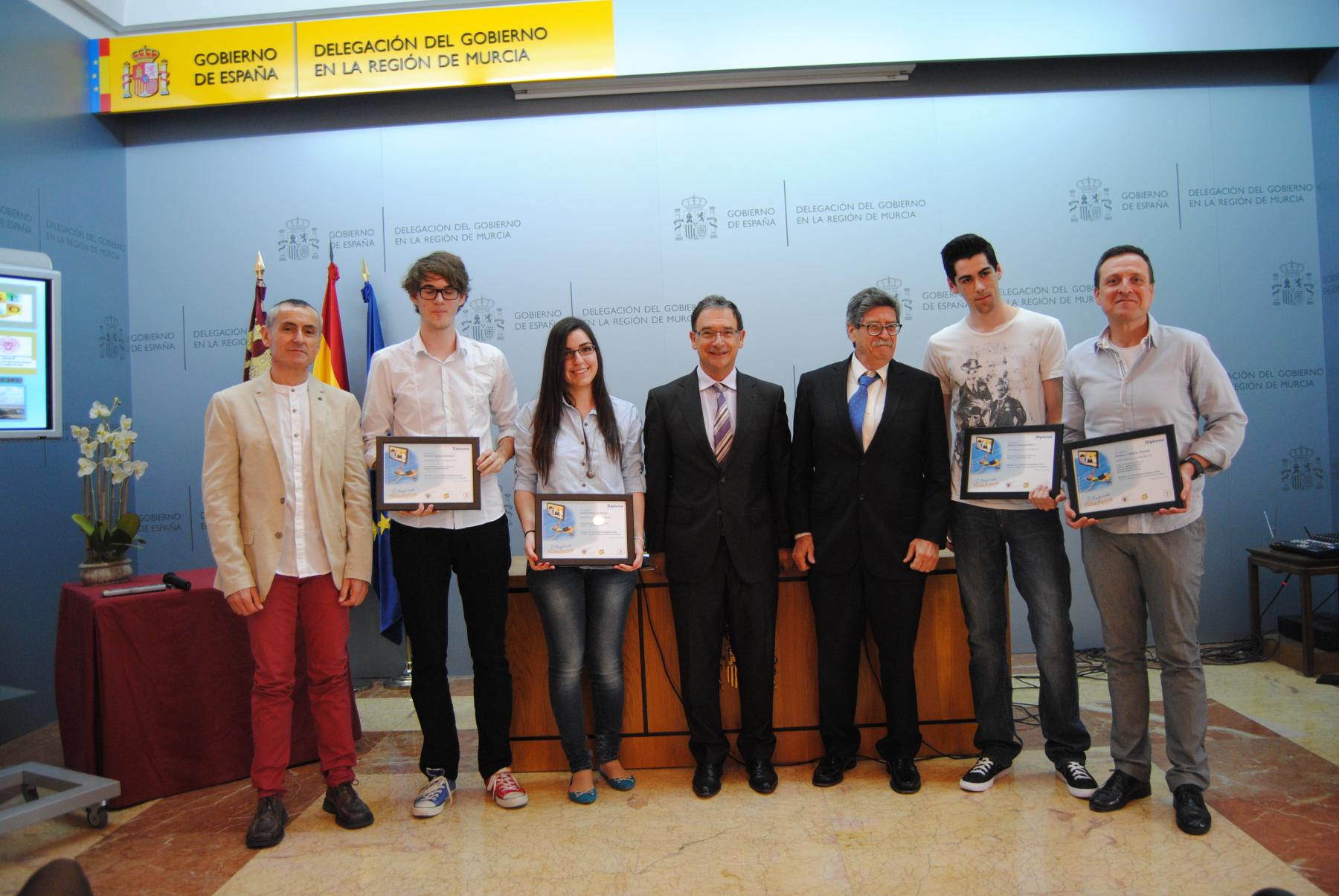 El delegado del Gobierno entrega a tres alumnos del IES Sangonera La Verde sus premios como ganadores de la II Olimpiada Estadística 