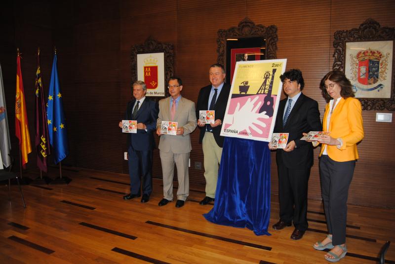 El delegado del Gobierno asiste a la presentación de un sello conmemorativo del Festival del Cante de las Minas