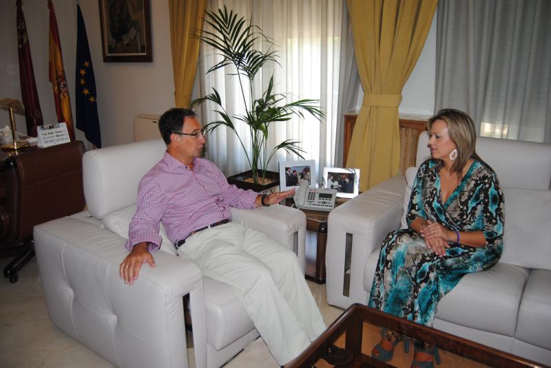 El delegado del Gobierno recibe a Josefa Marín, nueva alcaldesa de Torre Pacheco