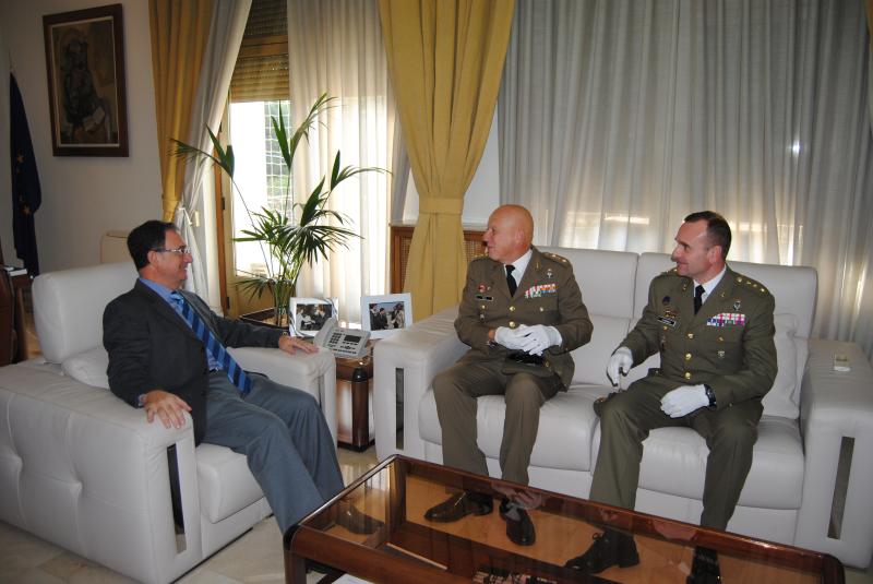 El delegado del Gobierno recibe al nuevo coronel jefe del Regimiento de Artillería Antiaérea nº 73 de Cartagena 