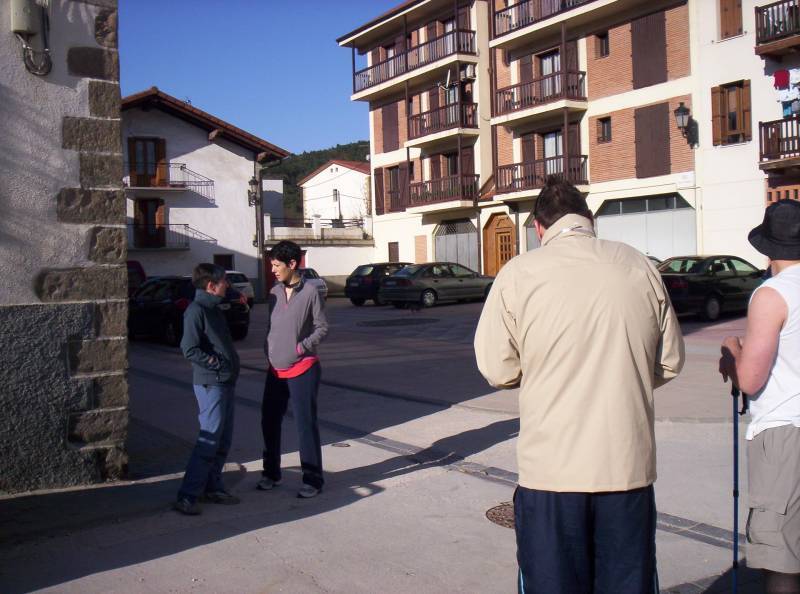 La Delegada del Gobierno acompaña a internos de la prisión de Pamplona en una etapa del Camino de Santiago
 
