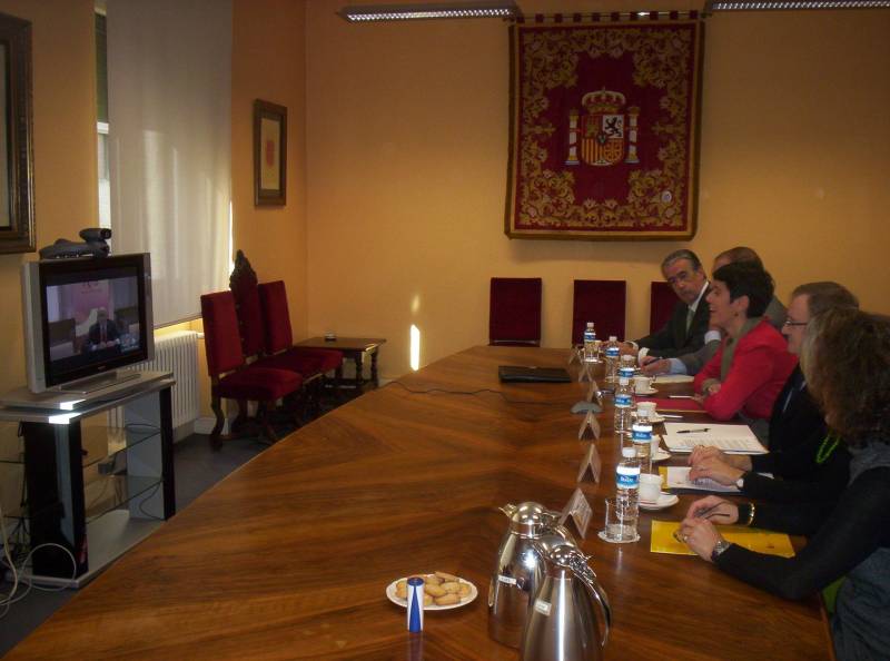 Miembros de la CEN asisten en la Delegación del Gobierno a una videoconferencia con el Presidente del ICO