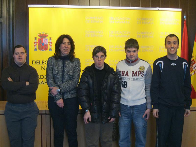 La delegada del Gobierno en Navarra recibe a jóvenes de la Fundación Ciganda Ferrer
