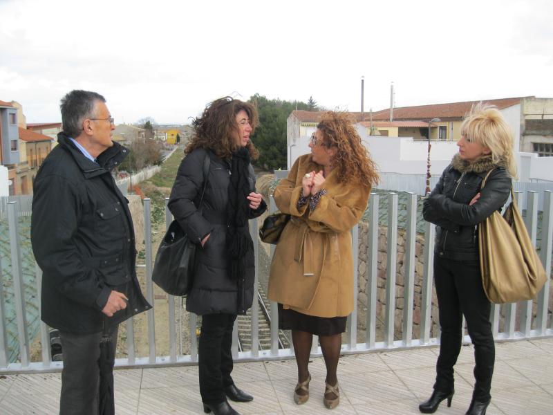 La delegada del Gobierno visita las obras  de rehabilitación del puente sobre el ferrocarril en Villafranca, a punto de terminarse

