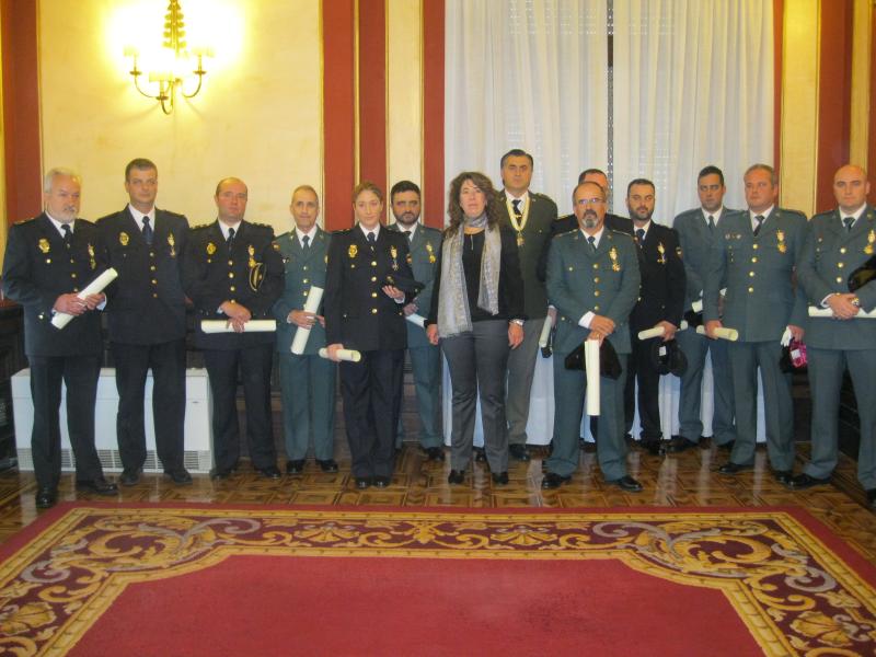 Quince representantes de las Fuerzas y Cuerpos de Seguridad del Estado, condecorados con la Orden de Isabel la Católica
