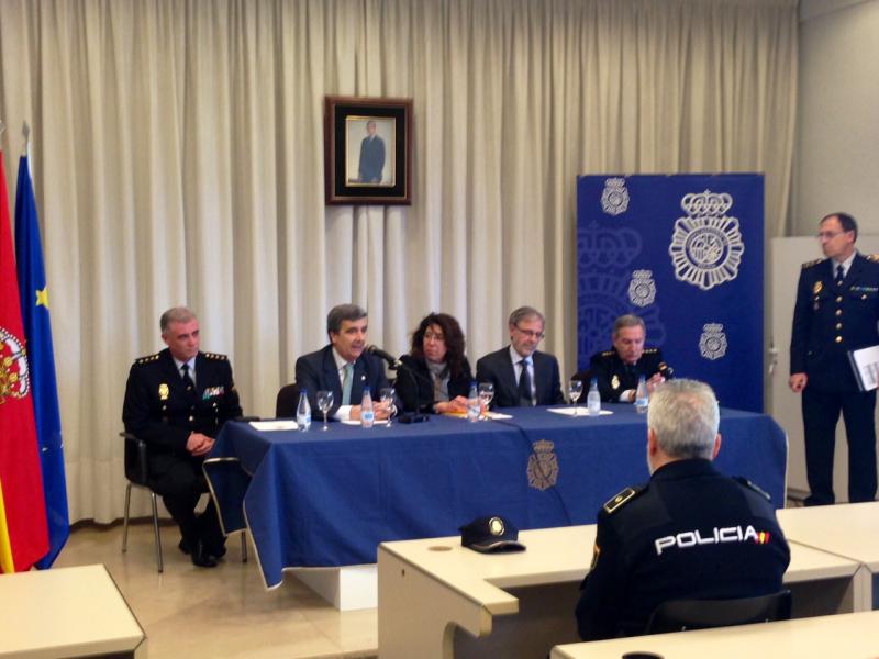 La delegada del Gobierno clausura el Curso de Especialización en Policía Judicial, celebrado por primera vez en Navarra
<br/>