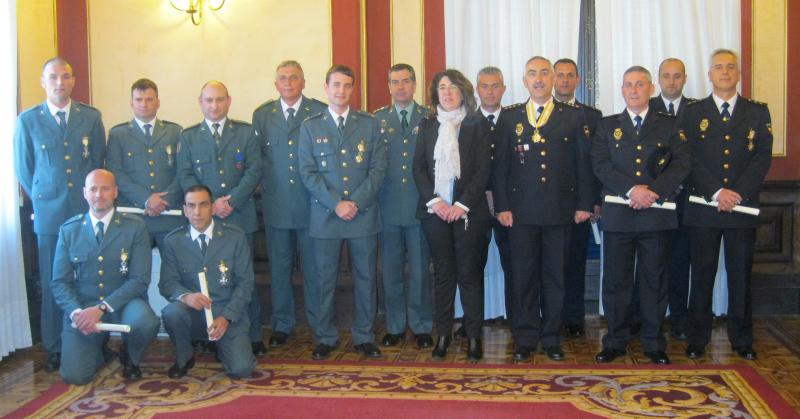 Trece representantes de las Fuerzas y Cuerpos de Seguridad del Estado condecorados con la Orden de Isabel la Católica
