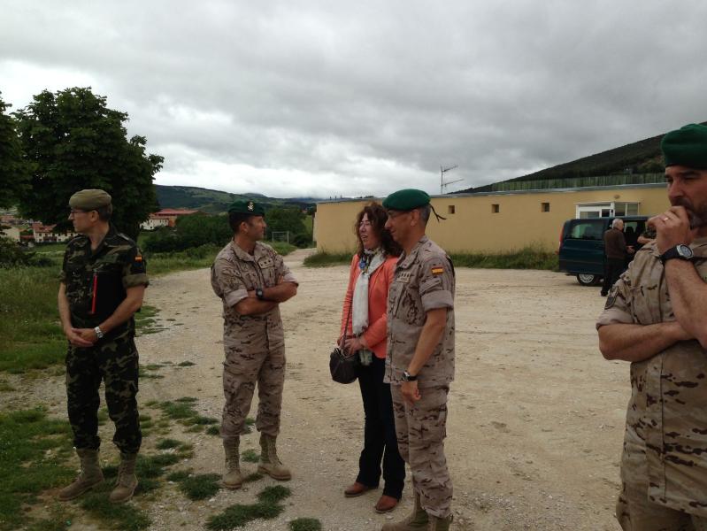 La delegada del Gobierno conoce las actividades e instalaciones del acuartelamiento militar de Aizoain