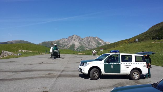 La Guardia Civil realizó una práctica de socorro en montaña con la colaboración de personal del Pelotón de Alta Montaña de la Gendarmería Francesa y la Agencia Navarra de Emergencias