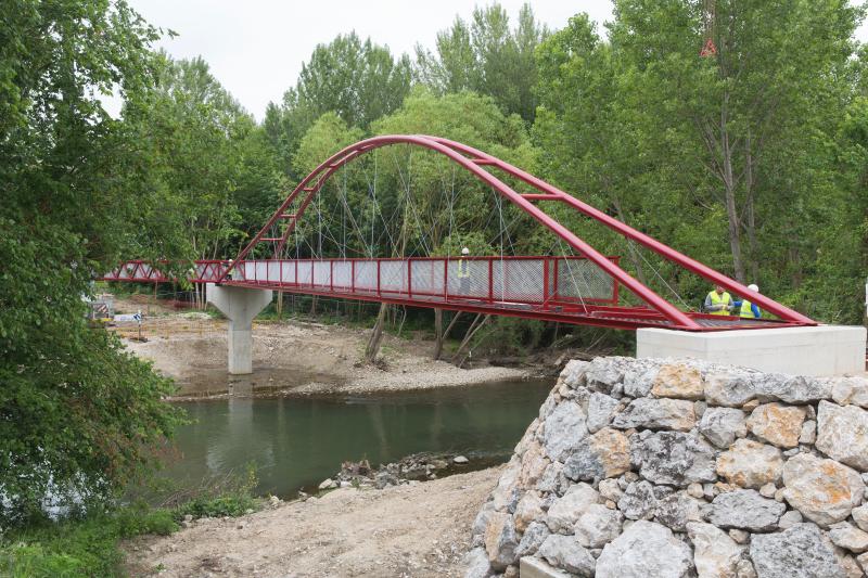 Instalada una nueva pasarela en el Parque Fluvial a su paso por Barañáin

