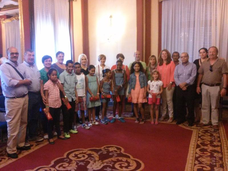 La delegada del Gobierno recibe a los niños saharauis que han pasado el verano en Navarra con sus familias de acogida 
