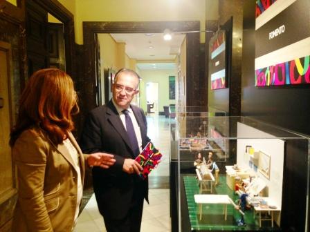 El alcalde de Pamplona visita la muestra “Otra forma de vernos: Tu Administración sirve, Tu Administración te sirve” expuesta en la Delegación del Gobierno
<br/>
<br/>