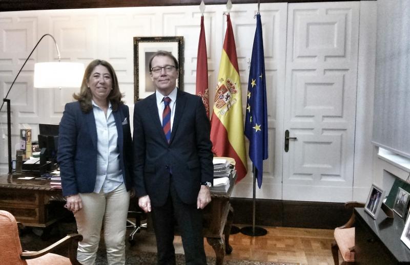 La delegada del Gobierno en Navarra mantiene un encuentro con el embajador de Finlandia
