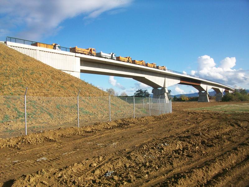 Adif ha realizado la prueba de carga del viaducto sobre la N-I, la comarcal A-3002 y el río Zadorra (Álava).