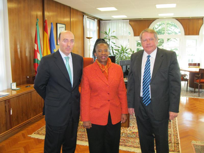 Carlos Urquijo se reúne con la Embajadora de Sudáfrica en España