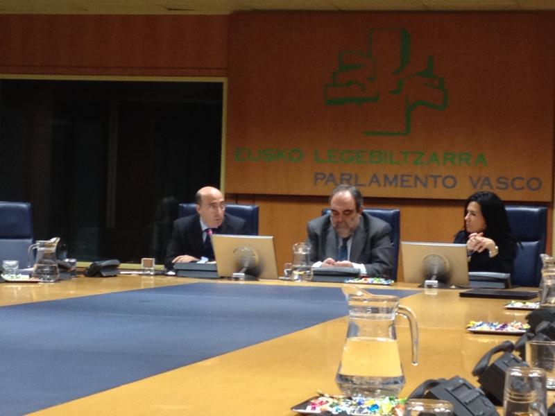 Carlos Urquijo en la Comisión de Duplicidades del Parlamento vasco