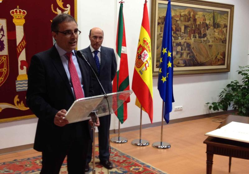 Carlos Urquijo preside el acto oficial de toma de posesión del Subdelegado del Gobierno en Gipuzkoa