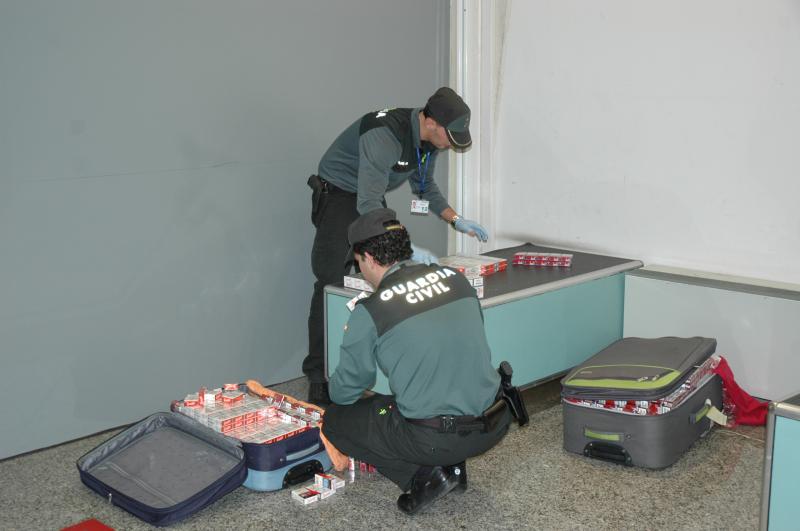 La Guardia Civil ha incautado en lo que va de año más de 670.000 cigarrillos y cigarros de contrabando de diferentes marcas en el aeropuerto de Bilbao-Loiu (Bizkaia)

