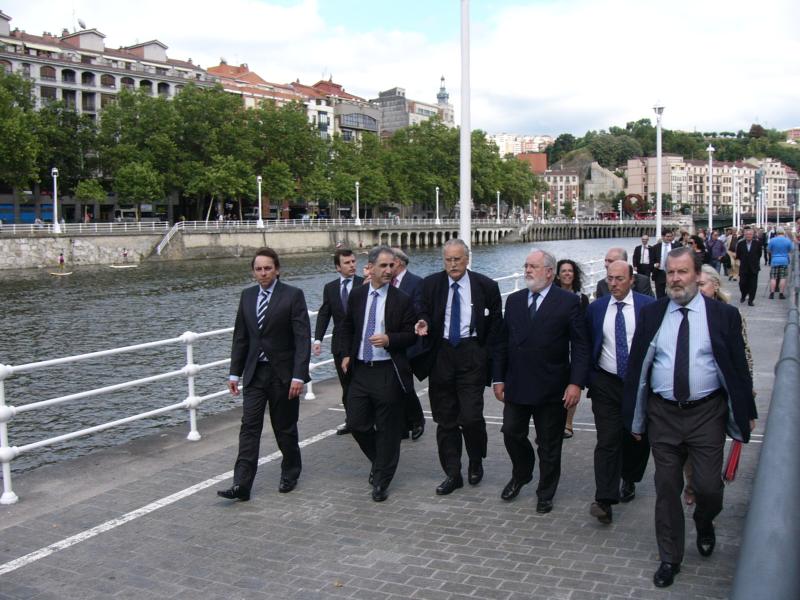 El Ministro de Agricultura, Alimentación y Medio Ambiente  y el Delegado del Gobierno visitan las obras de rehabilitación de los muelles de la Ría de Bilbao