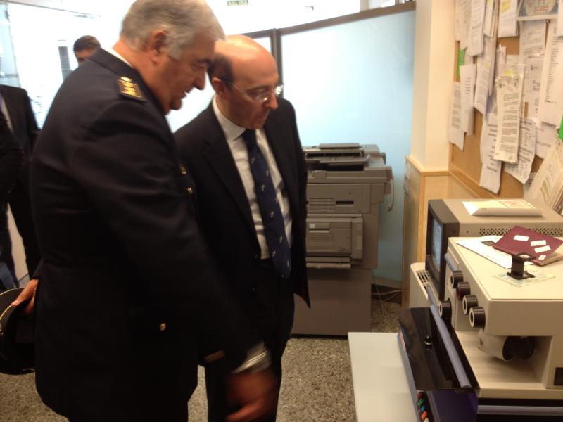 Carlos Urquijo visita junto al Jefe Superior de Policía del País Vasco, Fernando Amo, la Comisaría del Cuerpo Nacional de Policía en el Aeropuerto de Bilbao