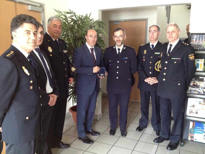 Carlos Urquijo visita en Hendaya el Centro de Cooperación Policial y Aduanero y las Comisarías del C.N.P. en Gipuzkoa 