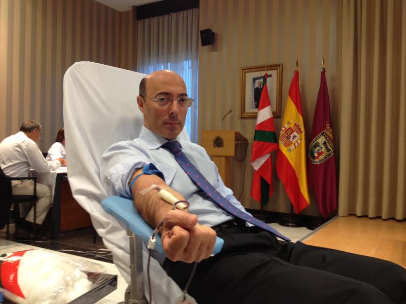 Carlos Urquijo en la jornada de donación de sangre de la Subdelegación del Gobierno en Álava