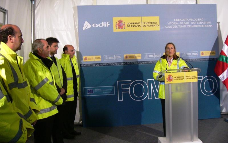 La ministra de Fomento, acompañada por el Delegado del Gobierno, supervisa las obras de la Línea de Alta Velocidad Vitoria/Gasteiz-Bilbao-San Sebastián