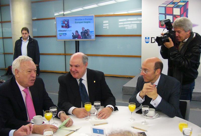 Carlos Urquijo asiste a la conferencia del ministro de Asuntos Exteriores, José Manuel García- Margallo, en la Universidad de Deusto.
